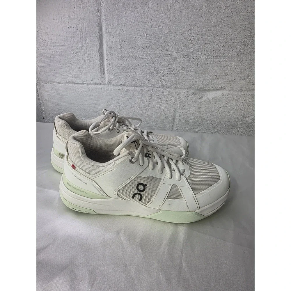 On The Roger Clubhouse Swiss Engine Women Size‎ 9 White Light Green Tennis Shoes
